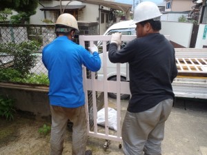 現場　門扉持ち込み